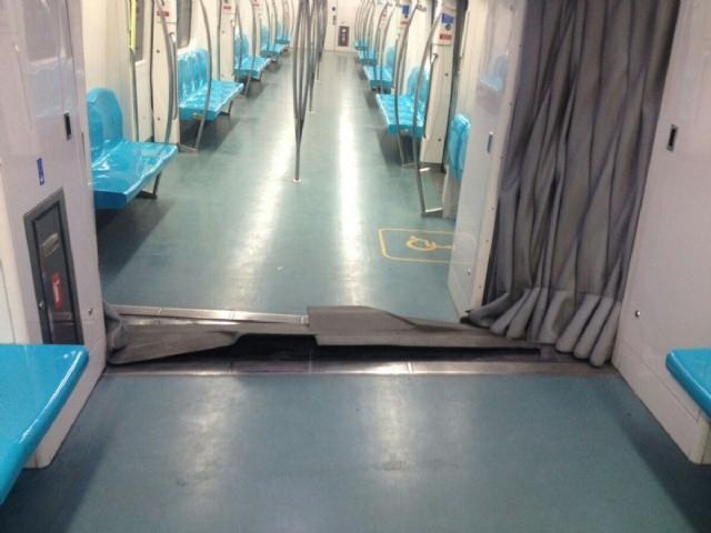 Marmaray treni raydan çıktı