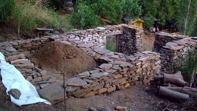 Genç çift İzmir'de 10 bin liraya kendi evlerini inşa etti