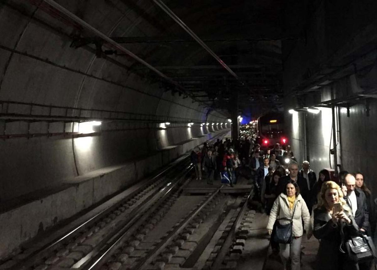 Marmaray treni raydan çıktı