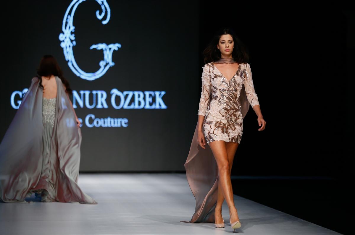 İzmir'de moda defilesi düzenlendi