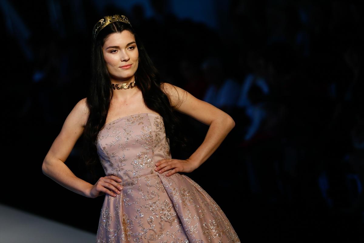 İzmir'de moda defilesi düzenlendi