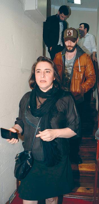 Gazetecileri gören Beren Saat'ten oha bu ne tepkisi