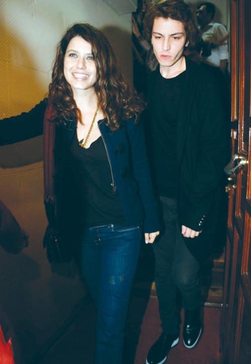 Gazetecileri gören Beren Saat'ten oha bu ne tepkisi