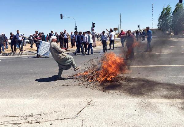 Sayaç takılmasına karşı çıkan çiftçiler yol kapattı