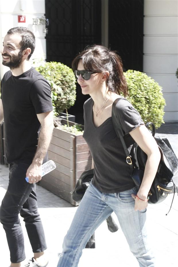 Hande Ataizi sokağa sütyensiz çıktı