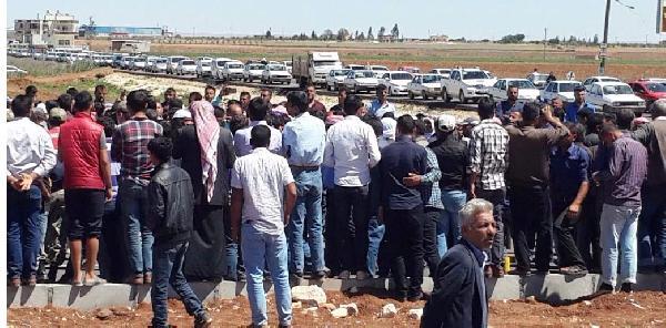 Sayaç takılmasına karşı çıkan çiftçiler yol kapattı