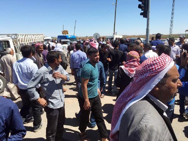 Sayaç takılmasına karşı çıkan çiftçiler yol kapattı