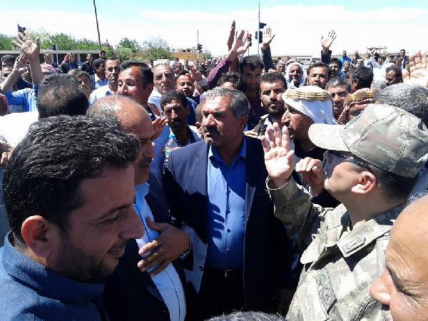 Sayaç takılmasına karşı çıkan çiftçiler yol kapattı