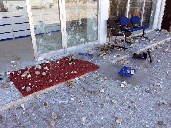 Sayaç takılmasına karşı çıkan çiftçiler yol kapattı