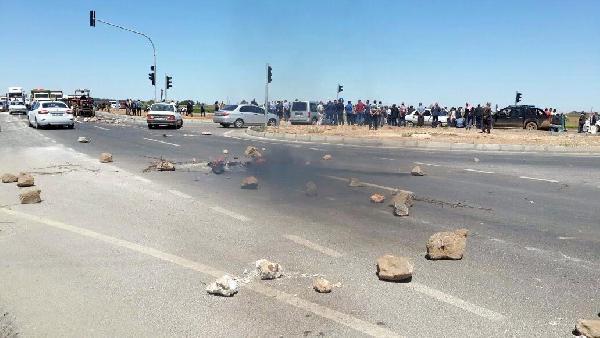 Sayaç takılmasına karşı çıkan çiftçiler yol kapattı