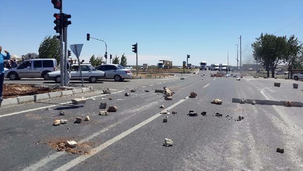 Sayaç takılmasına karşı çıkan çiftçiler yol kapattı