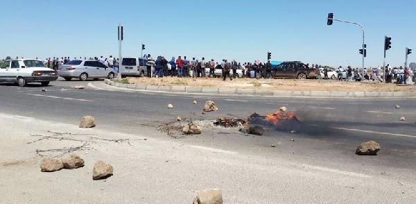 Sayaç takılmasına karşı çıkan çiftçiler yol kapattı