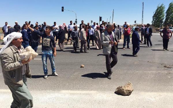 Sayaç takılmasına karşı çıkan çiftçiler yol kapattı