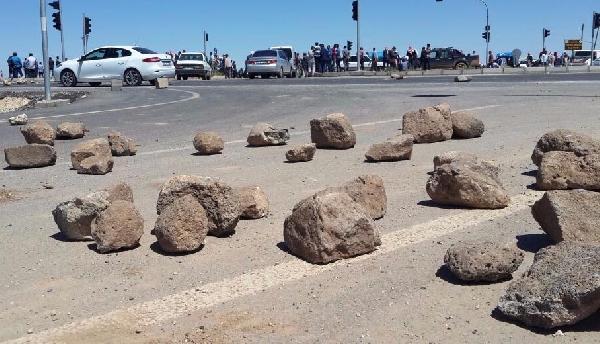 Sayaç takılmasına karşı çıkan çiftçiler yol kapattı