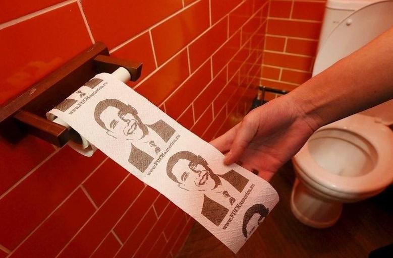 Putin kafede Obama'lı tuvalet kağıdı