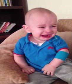 Ağlayan bebeğin tulum sesine tepkisi