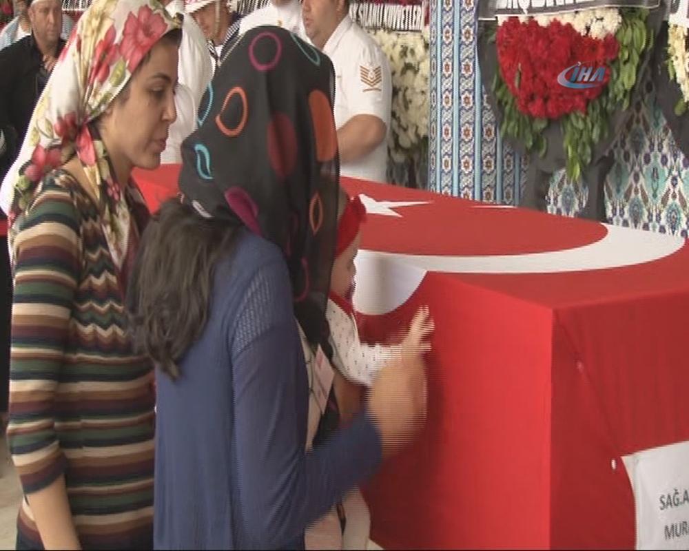 Şehit Murat Erdi Eker'i 4 aylık kızı uğurladı