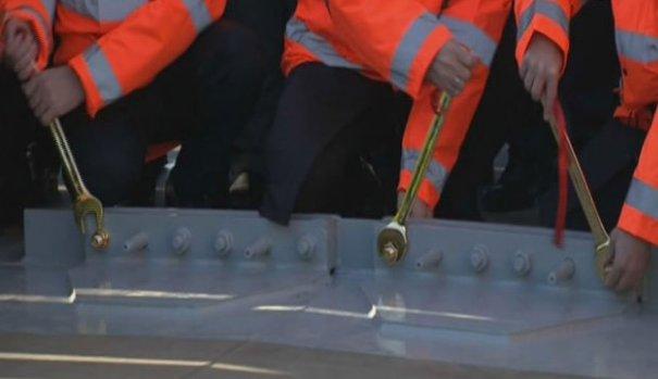 Körfez Köprüsü'nde son tabliye monte edildi