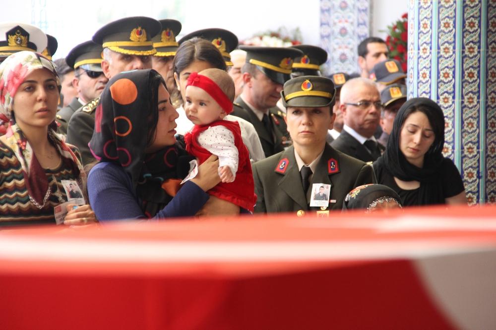 Şehit Murat Erdi Eker'i 4 aylık kızı uğurladı