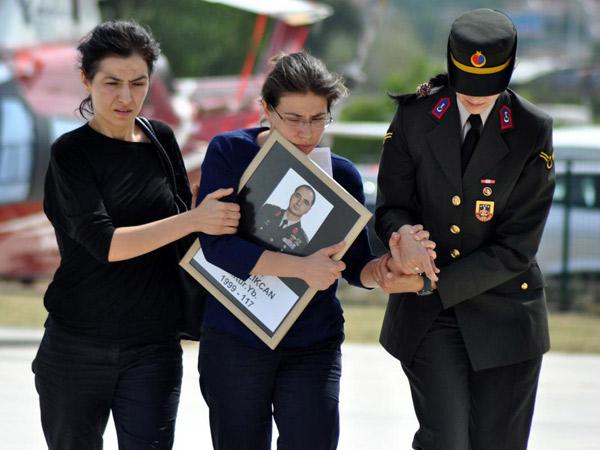 Yarbay eşinin şehit olduğu yere gitti