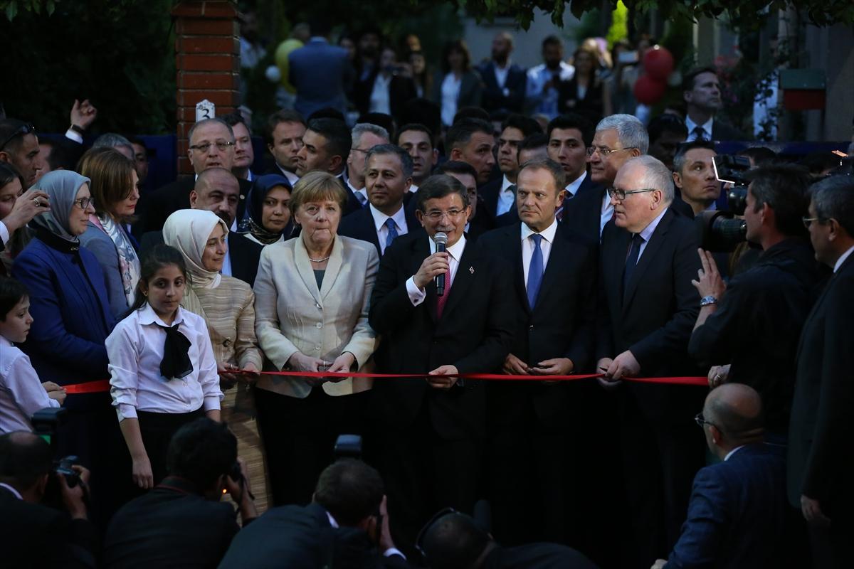 Merkel ve Davutoğlu'nda aile ve çocuk evi açılışı