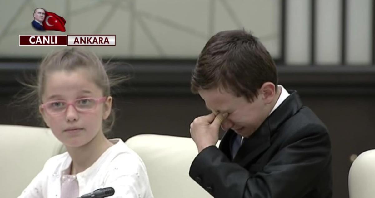 Erdoğan ağlayan şehit çocuğunu teselli etti