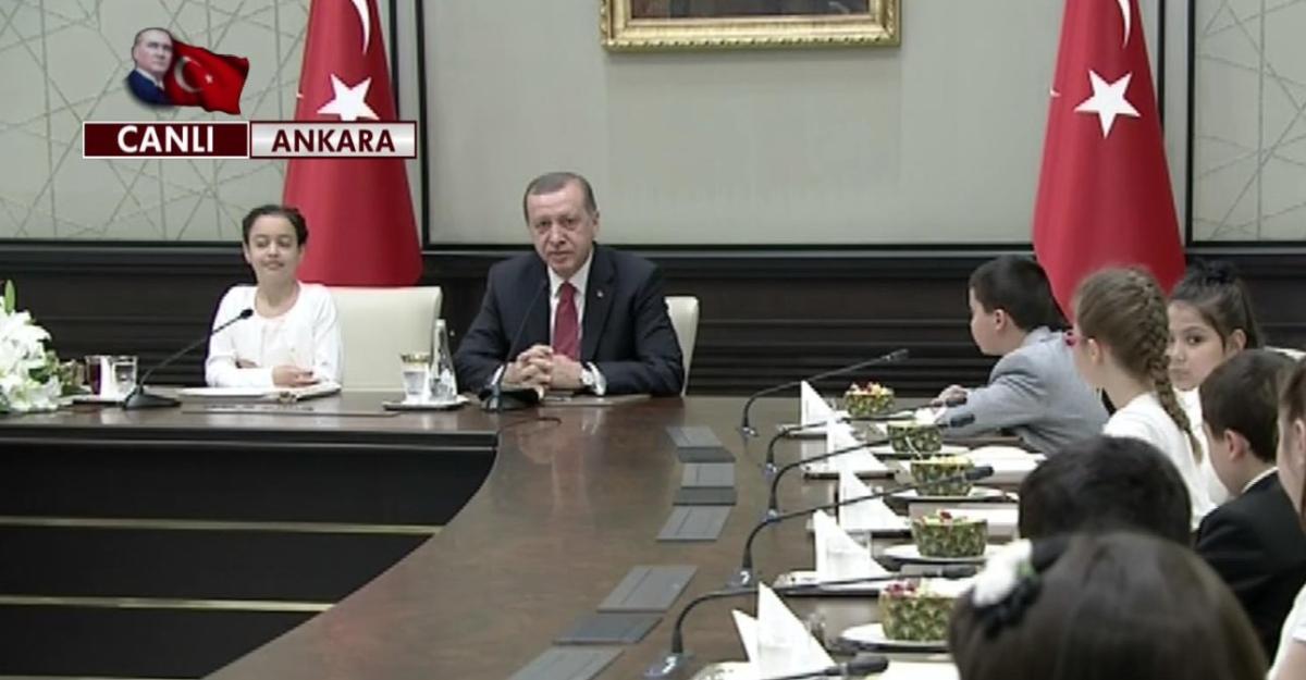 Erdoğan ağlayan şehit çocuğunu teselli etti