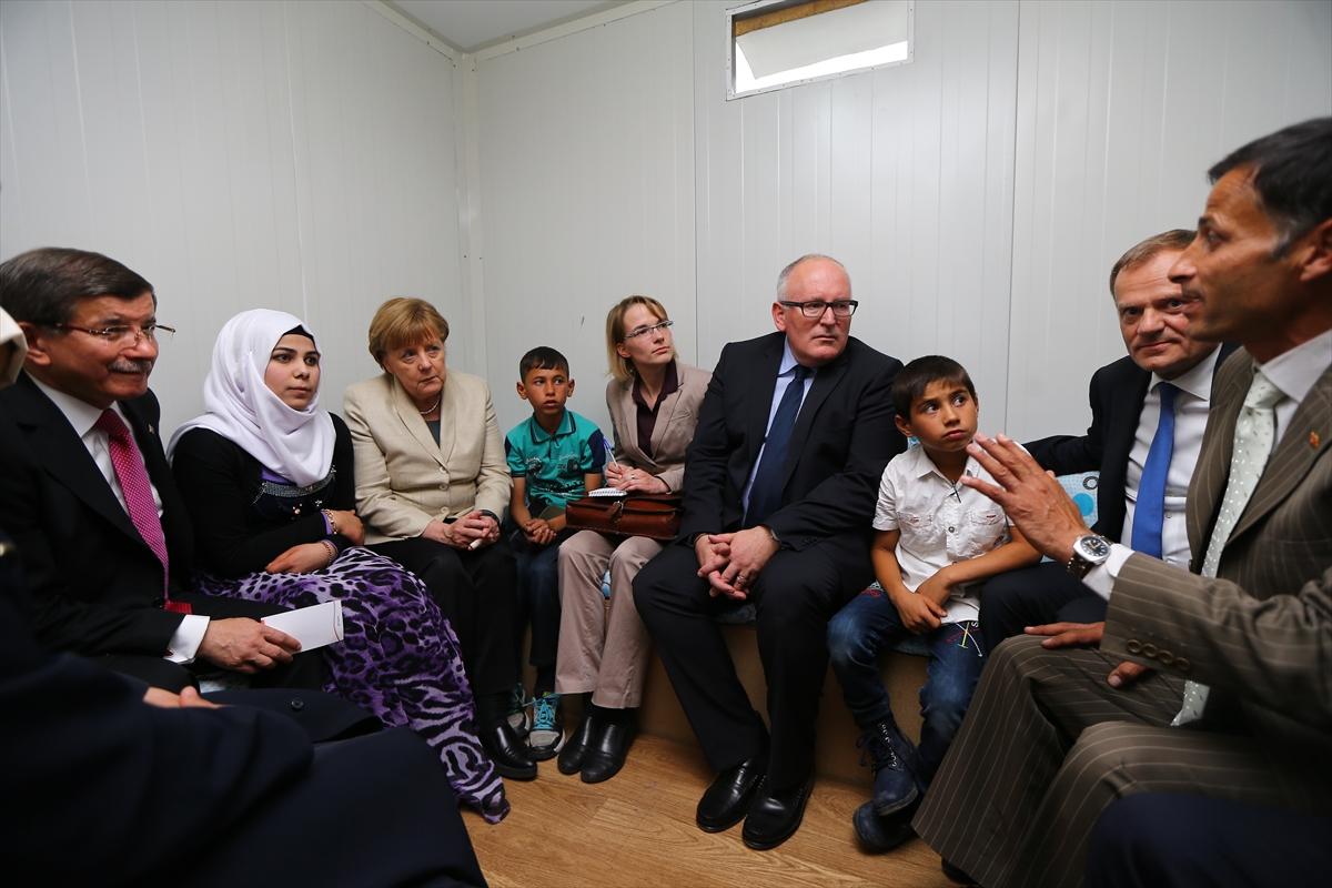 Merkel ve Davutoğlu'nda aile ve çocuk evi açılışı