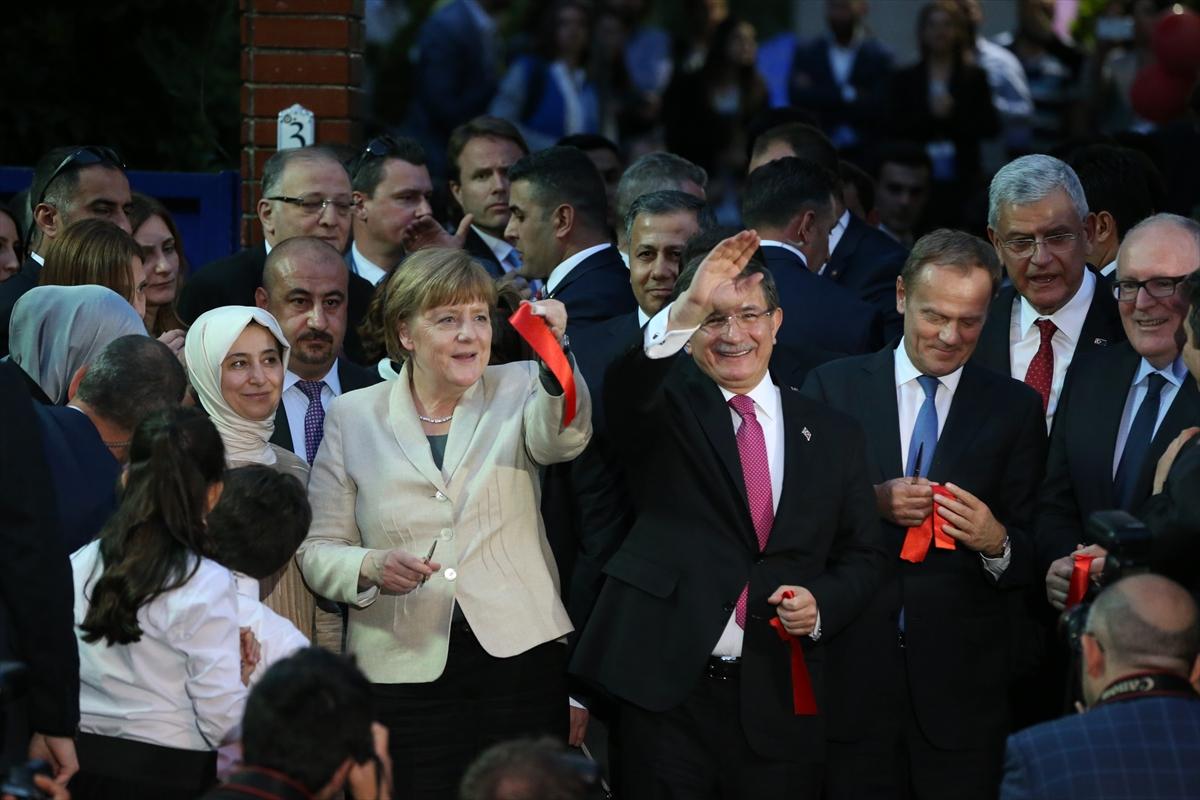 Merkel ve Davutoğlu'nda aile ve çocuk evi açılışı