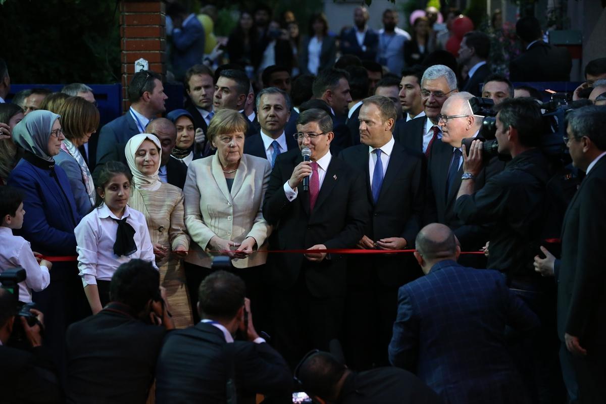 Merkel ve Davutoğlu'nda aile ve çocuk evi açılışı