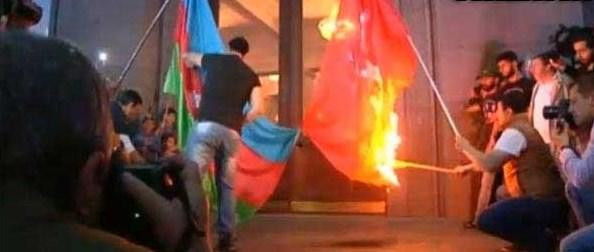 Ermenistan'da Türkiye ve Azerbaycan bayraklarını yaktılar