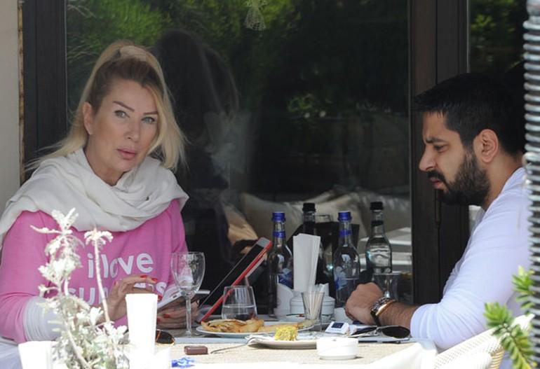 Seda Sayan sevgilisi ile objektiflere takıldı