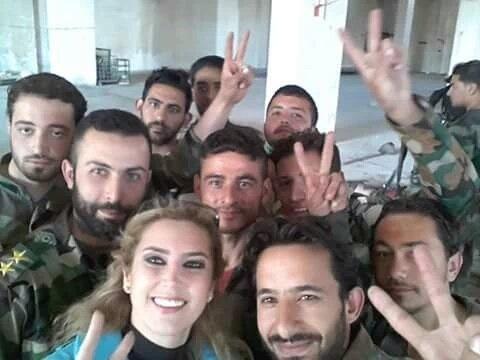 Esad yanlısı gazeteci öldürülen muhaliflerle selfie çekti