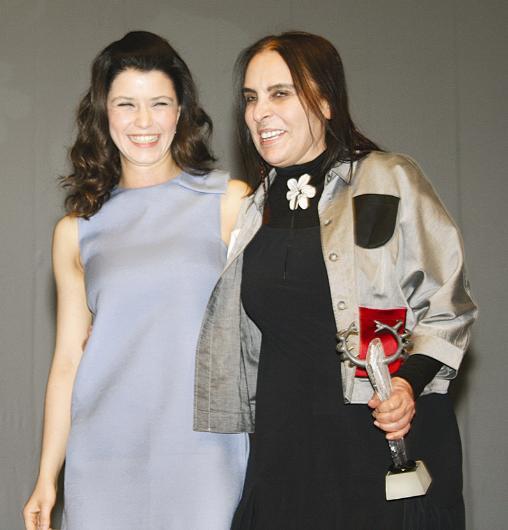 Beren Saat süper minisiyle ödül verdi