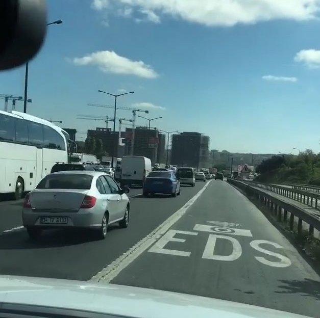 Demet Akalın emniyet şeridini ihlal etti