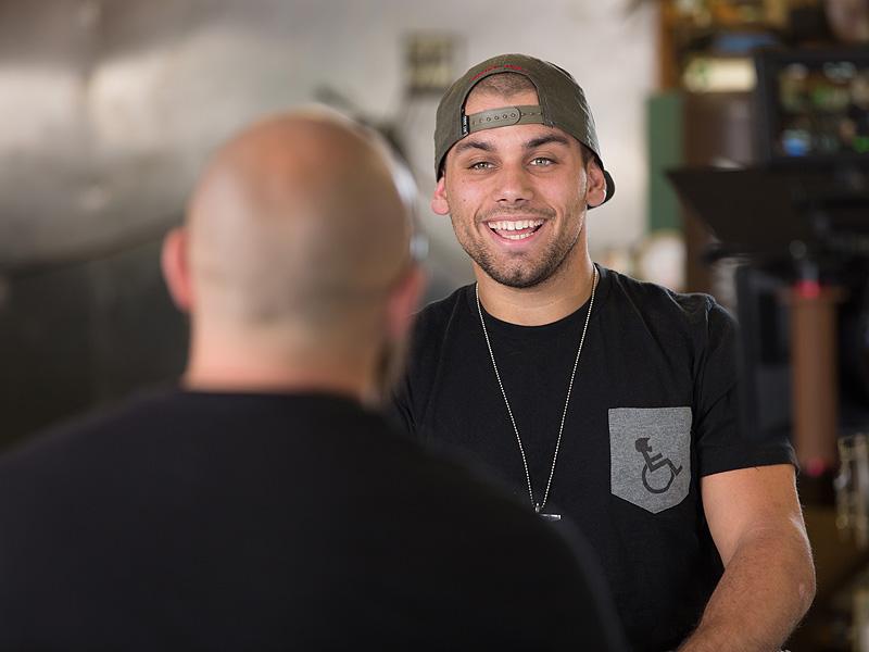 Amerikalı genç tekerlekli sandalyeyle harikalar yaratıyor