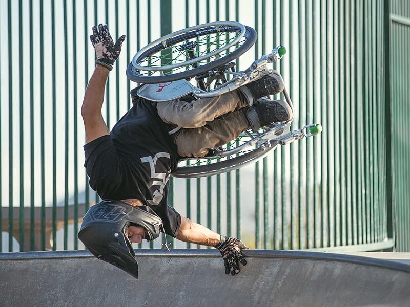 Amerikalı genç tekerlekli sandalyeyle harikalar yaratıyor