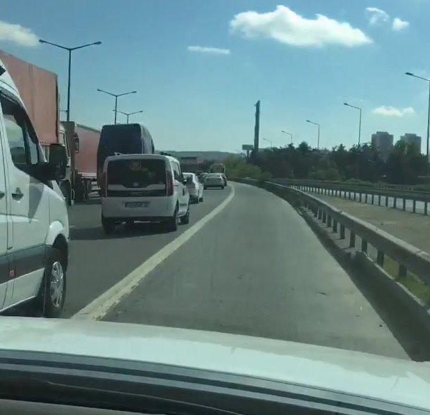 Demet Akalın emniyet şeridini ihlal etti