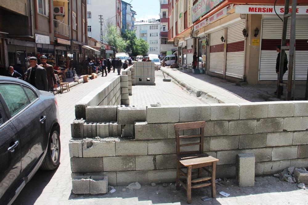 Iğdır'da belediyeye kızan adam yola duvar ördü