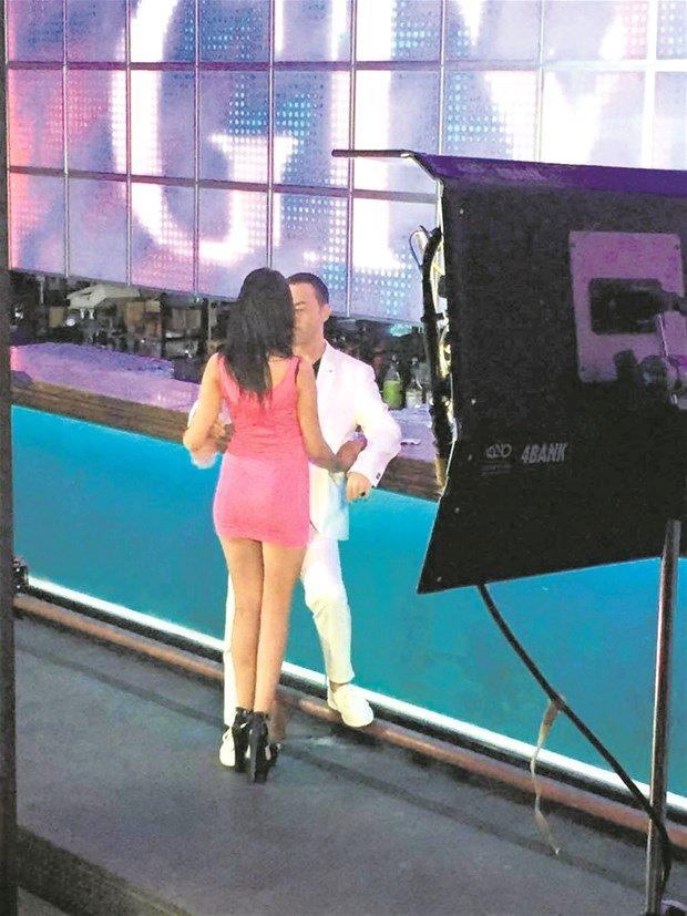 Serdar Ortaç eşinin dans yasağını deldi