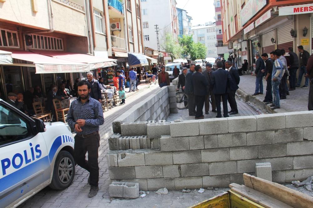 Iğdır'da belediyeye kızan adam yola duvar ördü