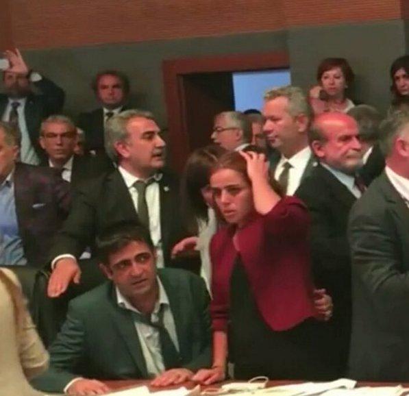 Ertuğrul Kürkçü kadınların arkasına saklandı