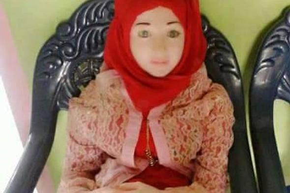 Endonezyalı köylüler şişme kadını melek zannetti