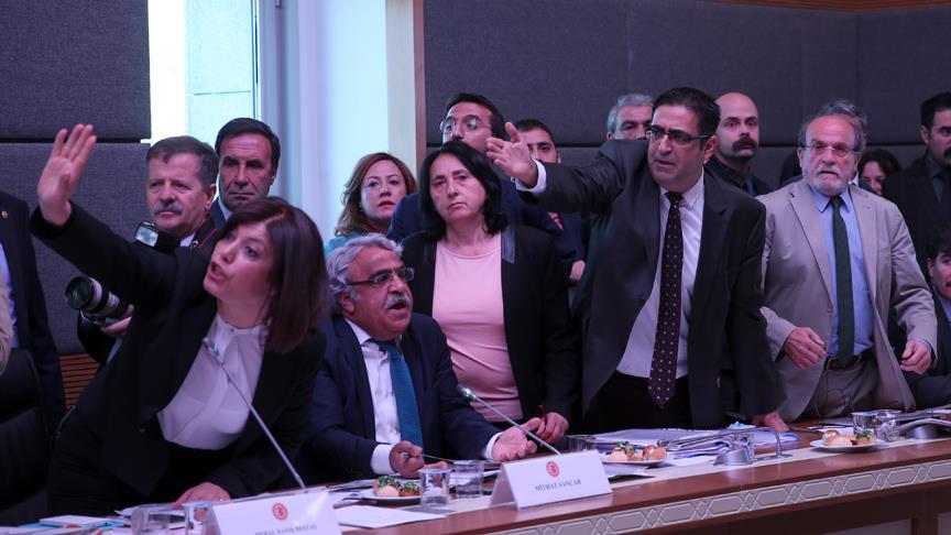 HDP'liler Anayasa Komisyonu'nu PKK marşıyla terk etti