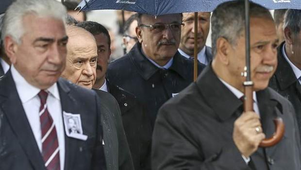 Oktay Vural Bahçeli'ye şemsiye tuttu