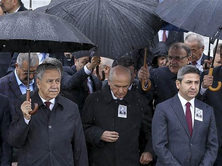 Oktay Vural Bahçeli'ye şemsiye tuttu