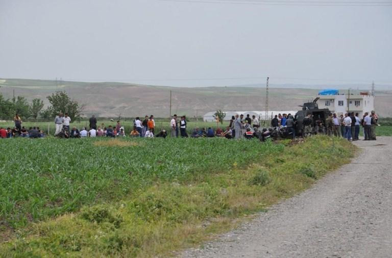Batman'da köylüler kaçak elektrik için yol kesti