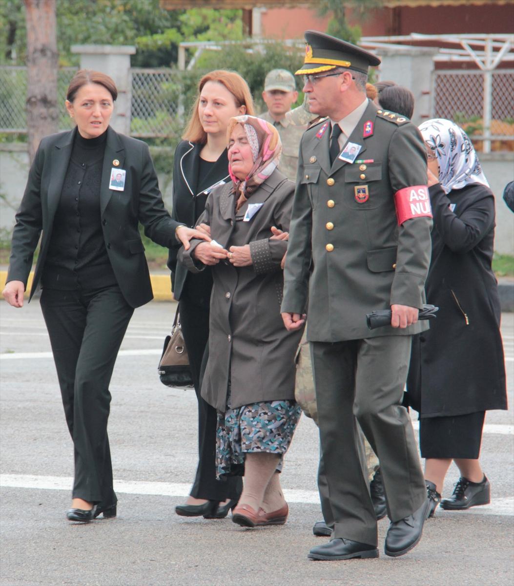 Şehit olan babasına üniformayla veda etti