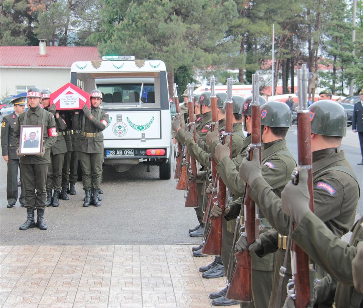 Şehit olan babasına üniformayla veda etti