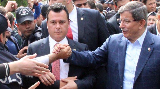 Davutoğlu'nun eli tokalaşmaktan incindi